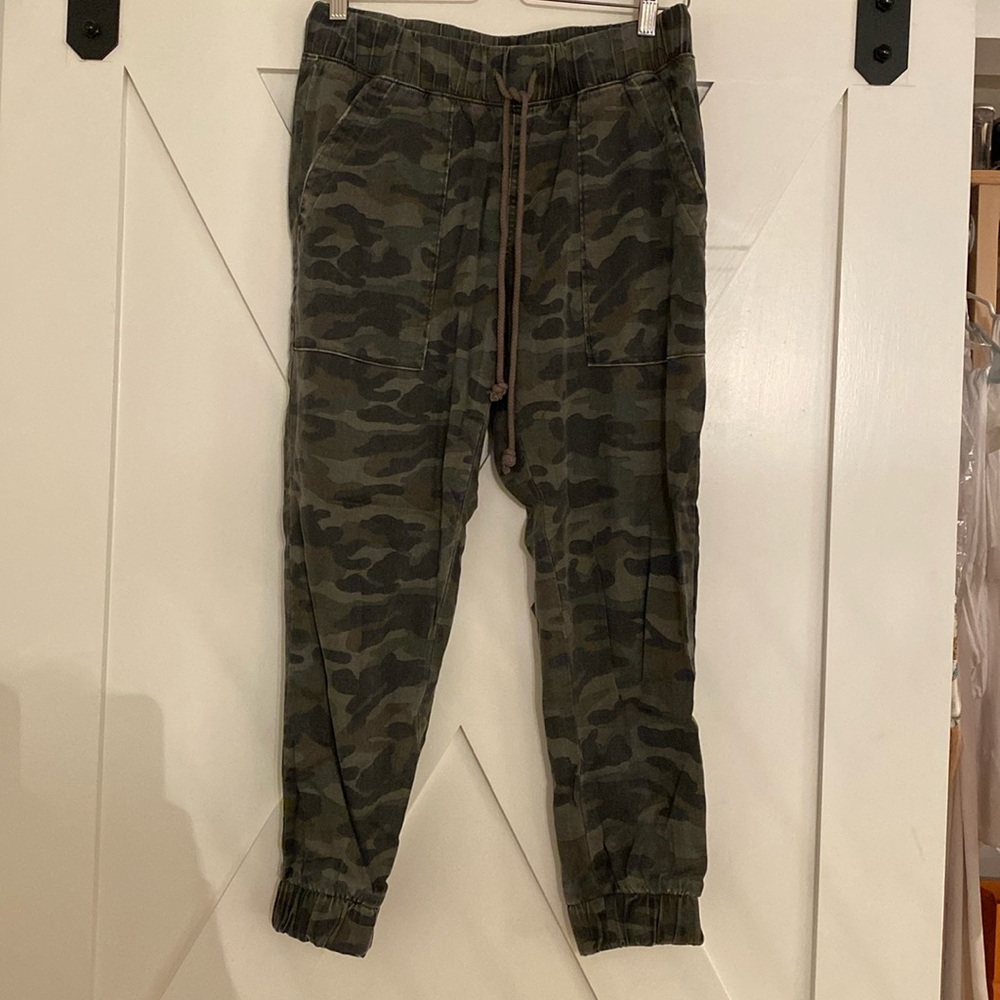 Bella Dahl camouflage joggers size small